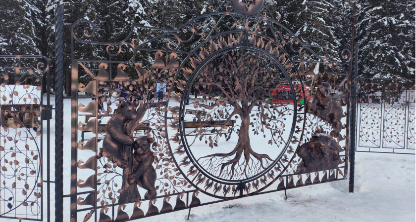 "Хотите привлечь туристов? Верните ворота!": кировчане возмущаются, что демонтировали кованые арт-объект в Порошино