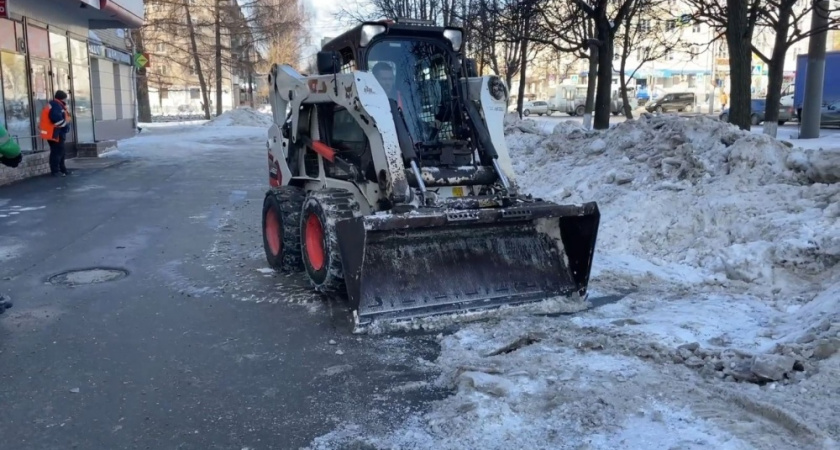 В Кирове начали очищать тротуары до твердого основания