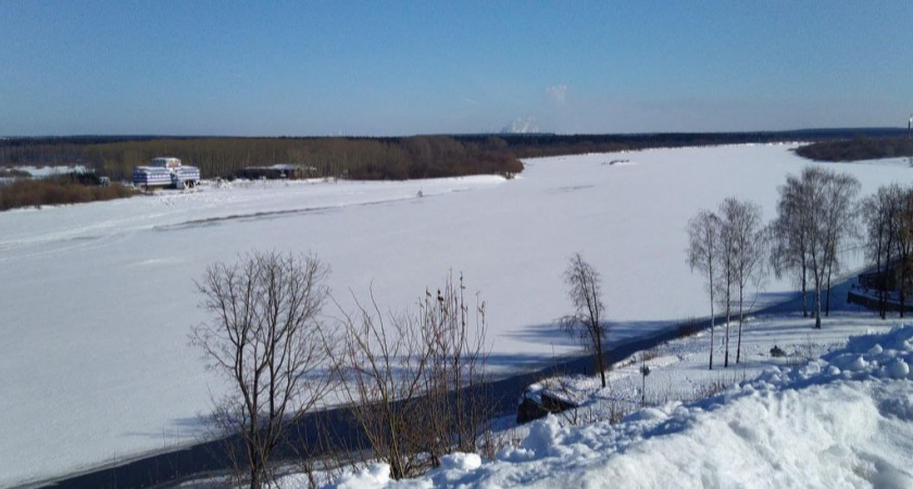 Двое 10-летних школьников провалились под лед на набережной в Кирове