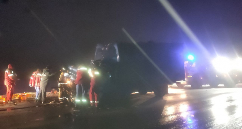 На трассе под Котельничем лоб в лоб столкнулись фура и "Газель": есть погибший