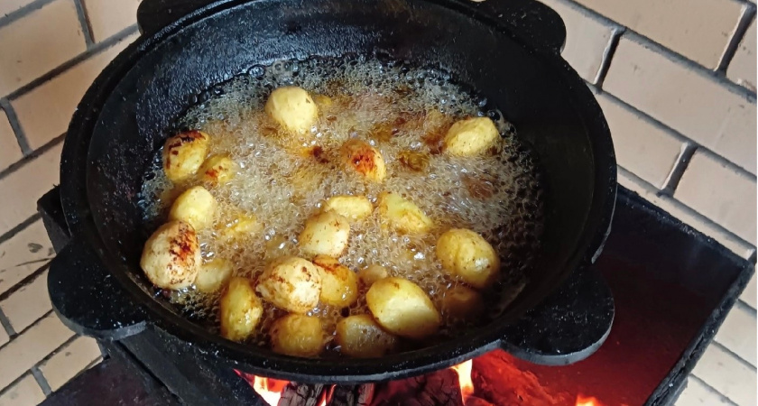 Про масло не вспоминаю: вот на чем обжариваю картошечку до хруста - секрет в 3 ложках