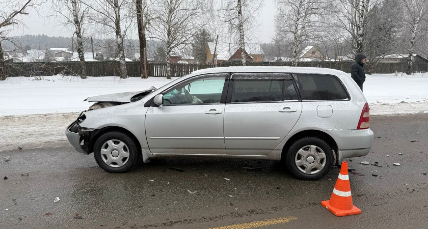 В пригороде Кирова столкнулись КамАЗ и Toyota, пострадал водитель легковушки