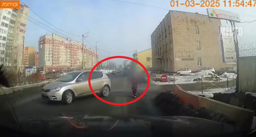 "Малышка кричала и плакала": в Кирове сняли ребенка, который бежал за машиной отца