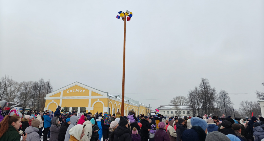 Глава Слободского пожаловалась на мужчин, обмазавших масленичный столб литолом