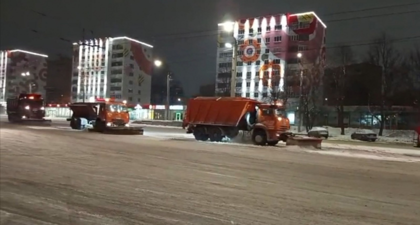 Под ноги и колеса кировчанам за день высыпают по 100 тонн реагентов