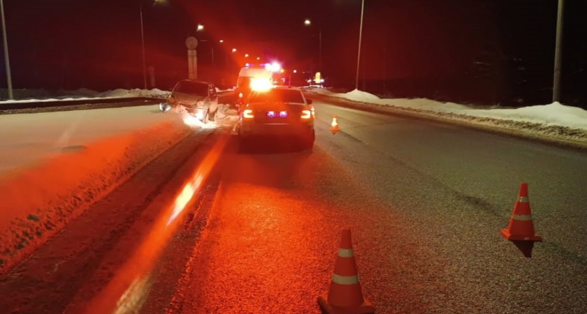 В Юрьянском районе пенсионер на иномарке получил травмы, съехав с дороги в знак