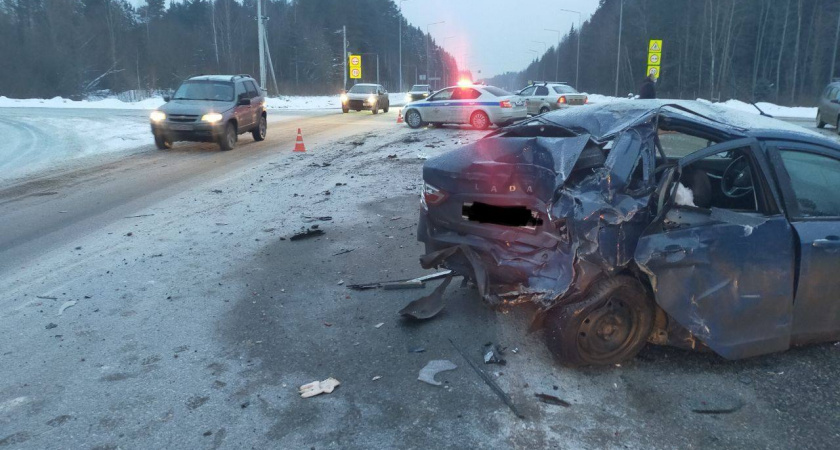 На Южном обходе Кирова произошло массовое ДТП с грузовиком: есть пострадавшие