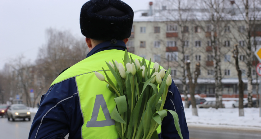 "Цветочный патруль" вышел на дороги Кировской области в преддверии 8 Марта