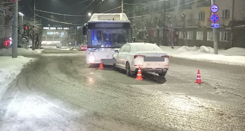 В Кирове три пассажира городского автобуса пострадали в лобовом ДТП с иномаркой