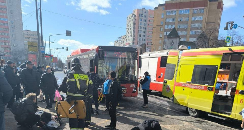 В Казани автомобиль влетел в автобусную остановку: 11 человек получили травмы