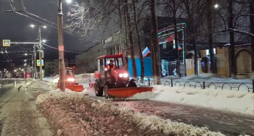 На борьбу с последствиями снегопадов в Кирове брошены все силы