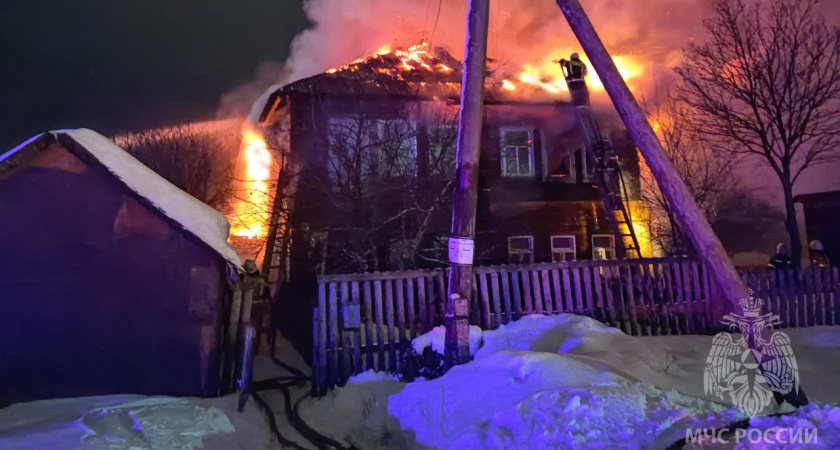 В Слободском пожарные вынесли из горящего дома пять человек, включая трех детей