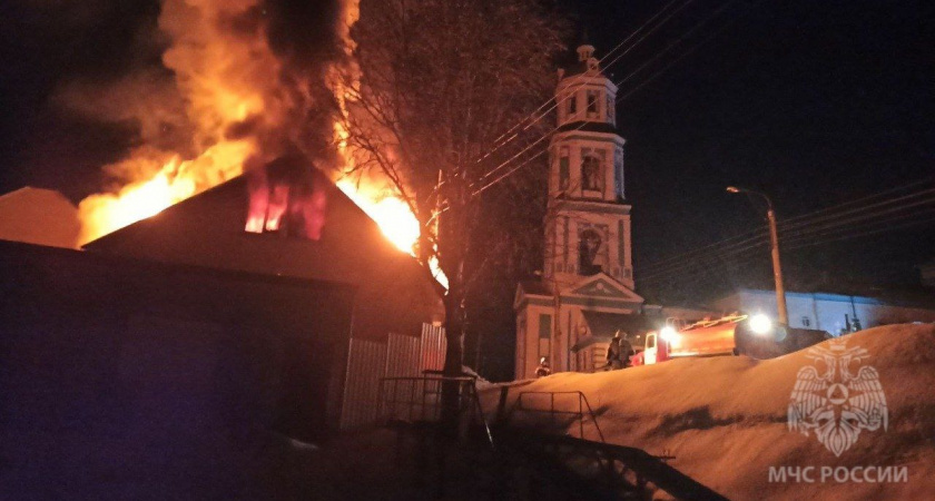 В Суне сотрудники МЧС России и добровольцы всю ночь тушили пельменную