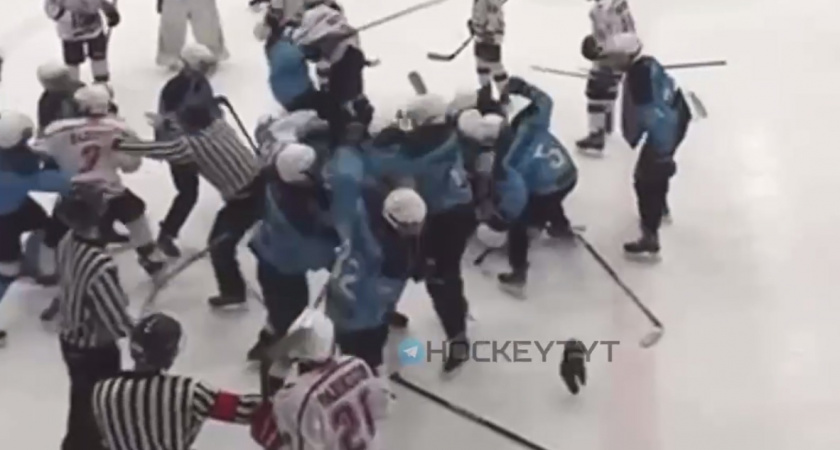 Матч 15-летних хоккеистов в Кирове закончился массовым побоищем на льду