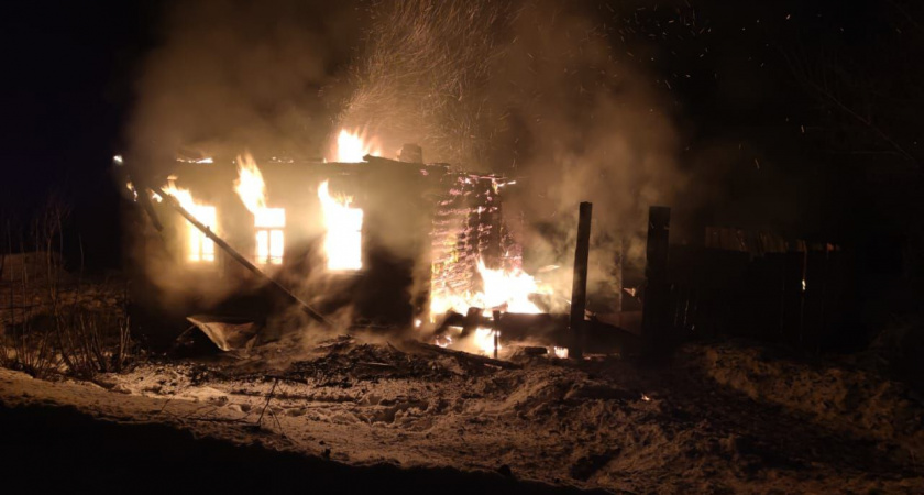 В Вятскополянском районе 11 спасателей тушили полыхающий дом