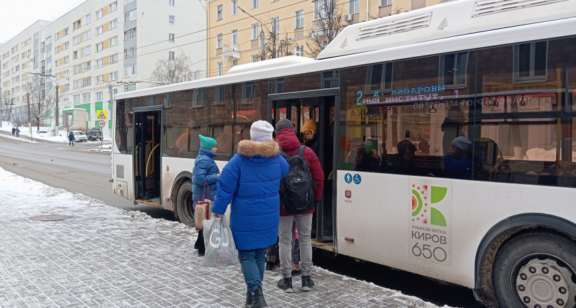 Два автобусных маршрута в Кирове изменят после разрыва контракта с перевозчиком