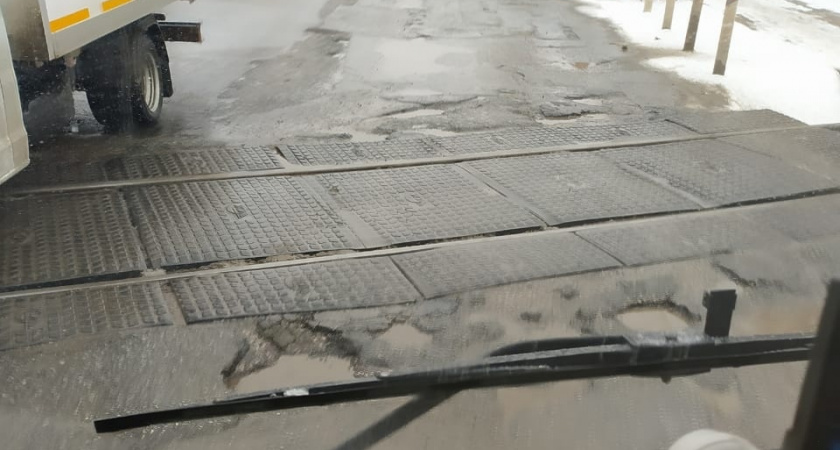 Кировчан предупредили о задержках автобусов на двух маршрутах из-за ям на дороге