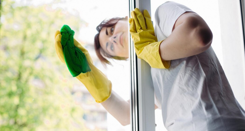 Окна будут блестеть до осени: используйте средство из косметички - стекла будут скрипеть