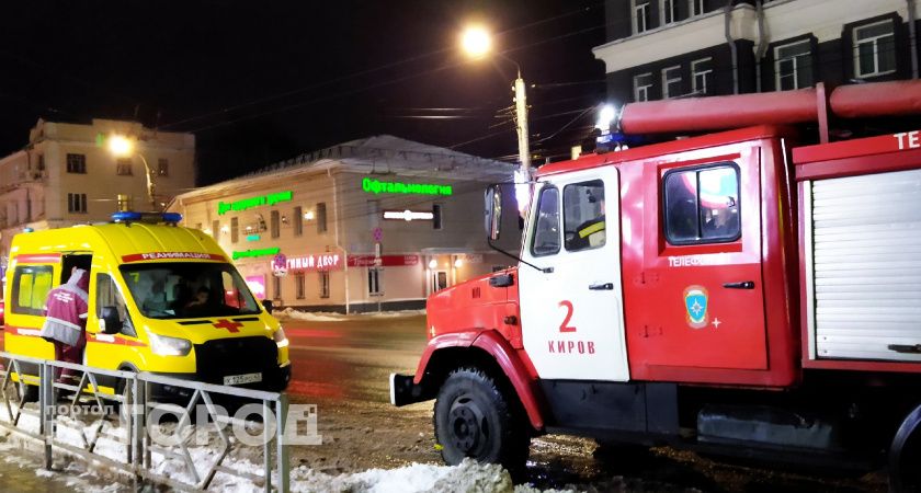 В Кирове тушили пожар в подъезде жилого дома