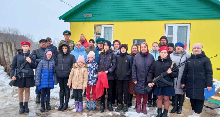 В Малмыжском районе открыли мемориальную доску бойцу СВО