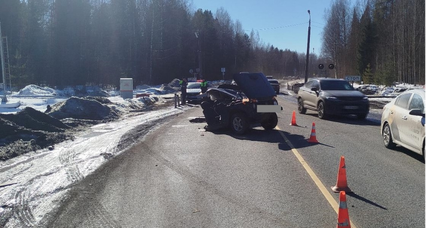 Появились подробности жесткого ДТП с разорванной "Нивой" на трассе под Кировом