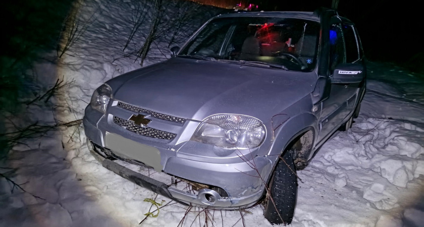 В Юрьянском районе пьяная бесправница отправила машину в кювет и получила травмы