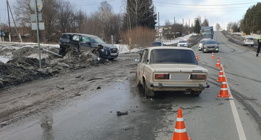 В Слободском районе в жесткой аварии ВАЗ и Hyundai пострадали два молодых парня