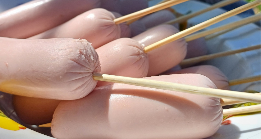 Можно смело брать - там чистое мясо: названы лучшие марки сосисок и сарделек