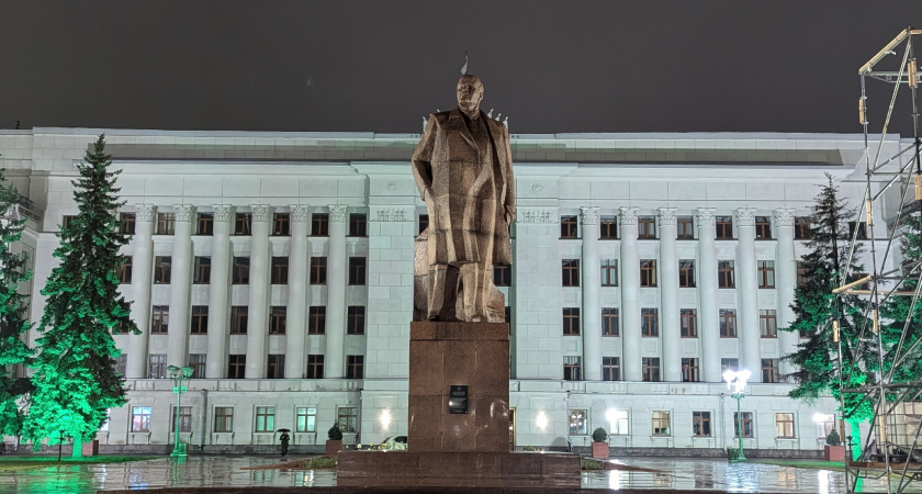 Вождя мирового пролетариата "помоют" в центре Кирова за 26 тысяч рублей