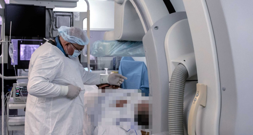 Кировские кардиологи провели уникальную операцию пациенту с онкологией