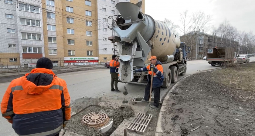В Кирове начали ремонтировать колодцы с люками на дорогах
