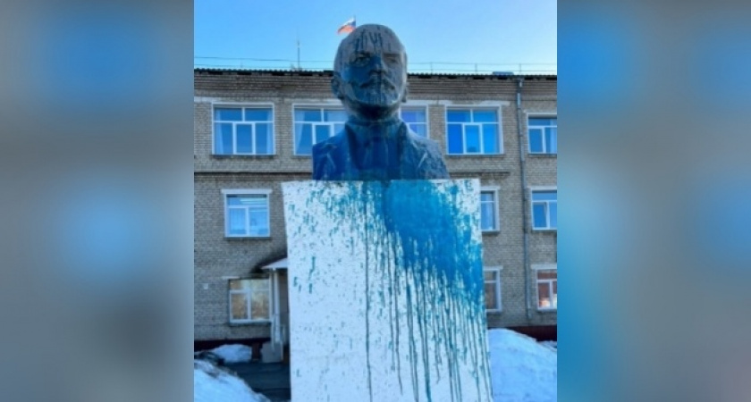 В Кировской области пьяный вандал облил памятник Ленину зеленой краской 