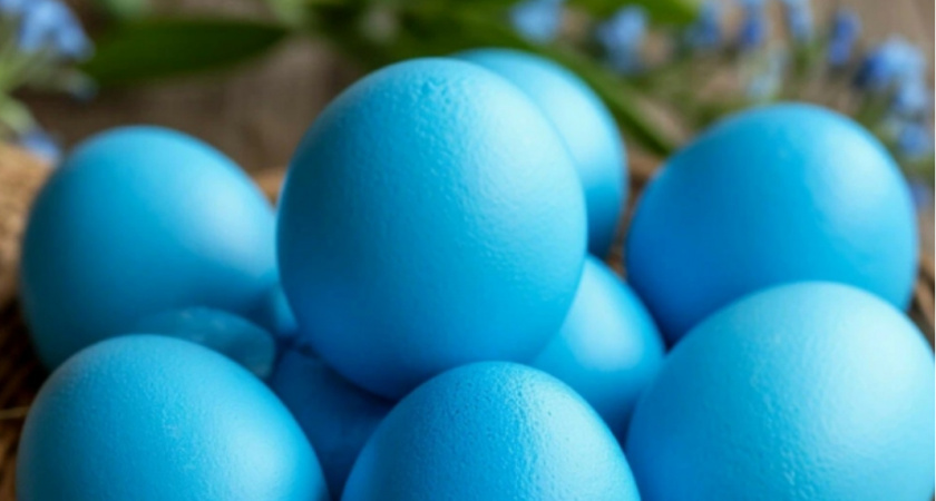 Опускаю яйца в отвар из натуральных ингредиентов - на выходе яйца небесно-голубого цвета