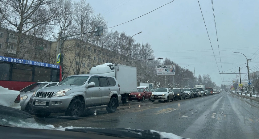 Фото к статье: Утренний обрыв контактной троллейбусной сети заставил кировчан стоять в пробках
