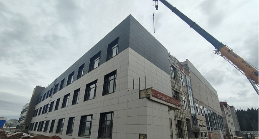 В Кирове проводят установку системы отопления в новой школе у Зубаревского леса