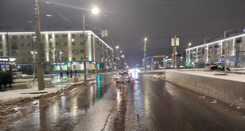В центре Кирова водитель иномарки сбил женщину на пешеходном переходе