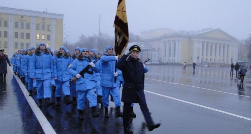 Фото к статье: В Кирове не смогли провести первую репетицию парада к 9 Мая из-за погоды
