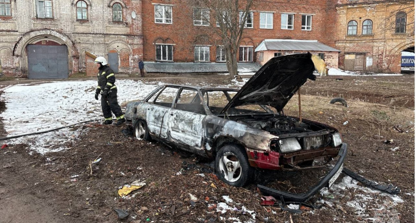 В одном из дворов Кирова дотла сгорела иномарка