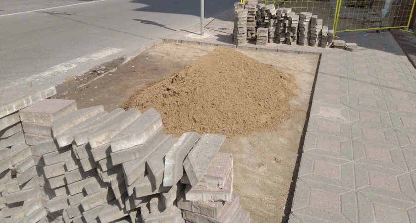 Кировские дорожники приступили к ремонту тротуаров после зимы