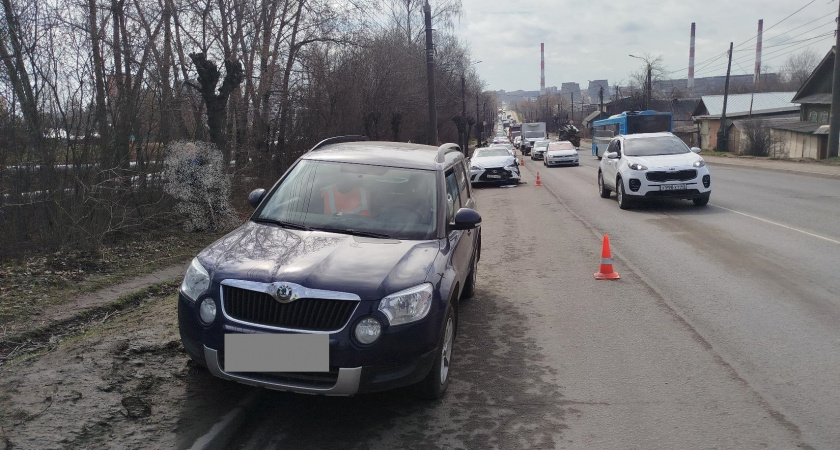 В Кирове на улице Луганской столкнулись Škoda и Lexus, есть пострадавший