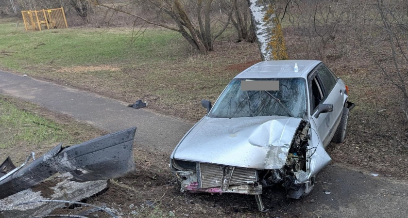 Ранним утром в Кирове парень за рулем Audi протаранил столб и вылетел с дороги