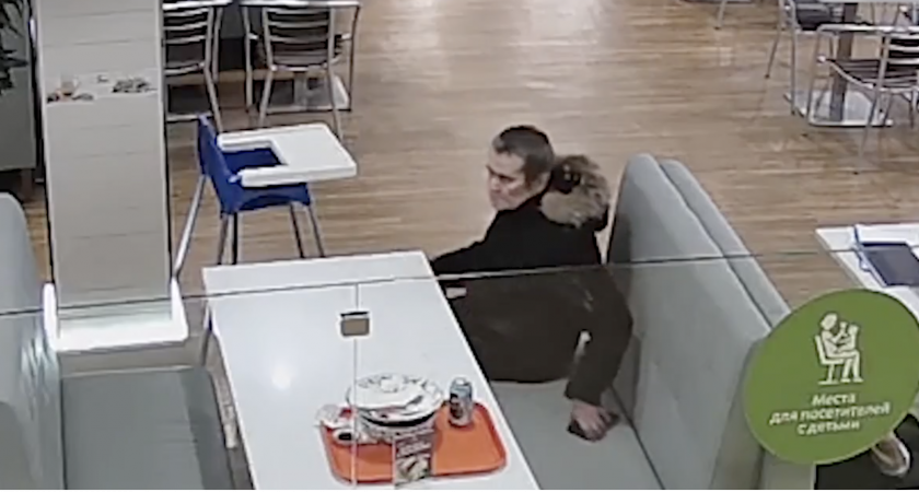 Кражу телефона зафиксировали камеры видеонаблюдения в одном из кировских ТЦ