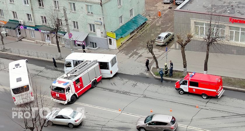На улице Ленина в Кирове столкнулись автобус и пожарная машина