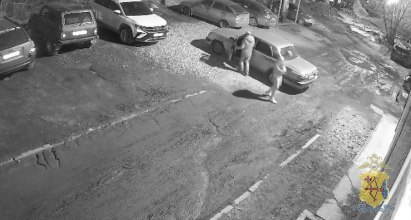 В Кирове два парня не смогли угнать "Волгу" и привлекли внимание полицейских
