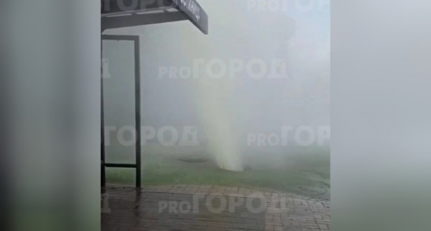 В Кирове на улице Ленина произошел прорыв теплосетей с выходом воды наружу