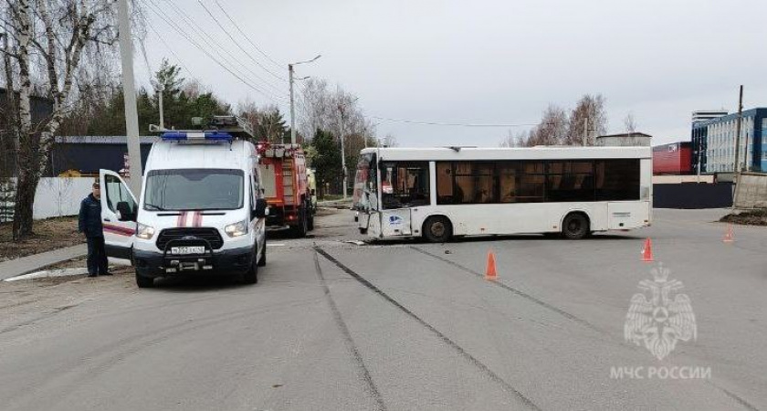 В Кирове на улице Павла Корчагина столкнулись "Лада" и автобус: есть пострадавшие