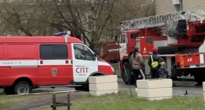 В Кирове на улице Московской загорелась квартира: несколько человек эвакуировали 