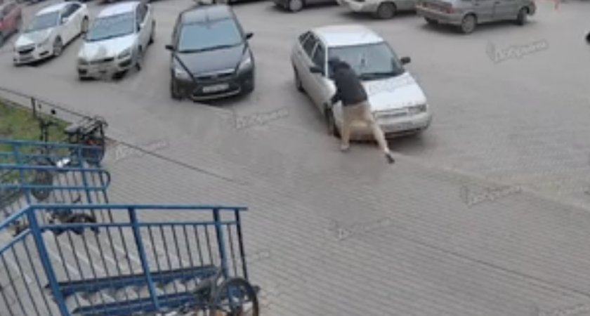 На улице Заводской мужчина разбил бутылкой стекло припаркованной во дворе "двенашки"