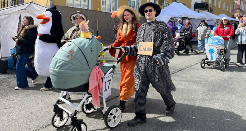 Чебурашка, Кот Базилио, пират и космонавт: в Кирове состоялся парад колясок на Спасской