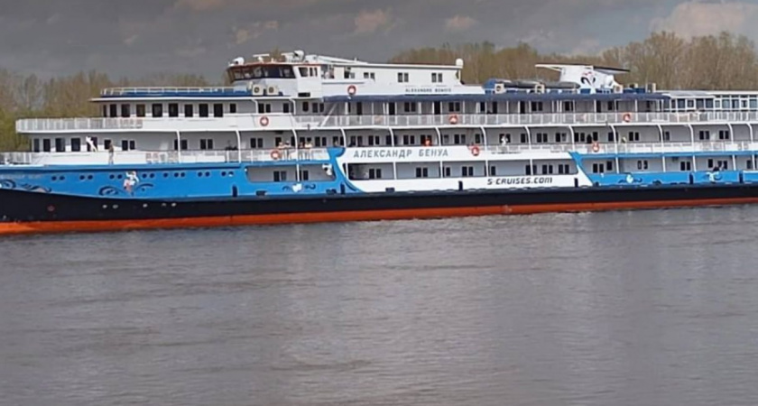  Трехпалубный  лайнер "Александр Бенуа" прибыл в Вятские Поляны